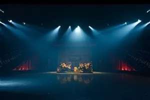 生活剧《逆风班车》封面，清晨首班公交的车厢